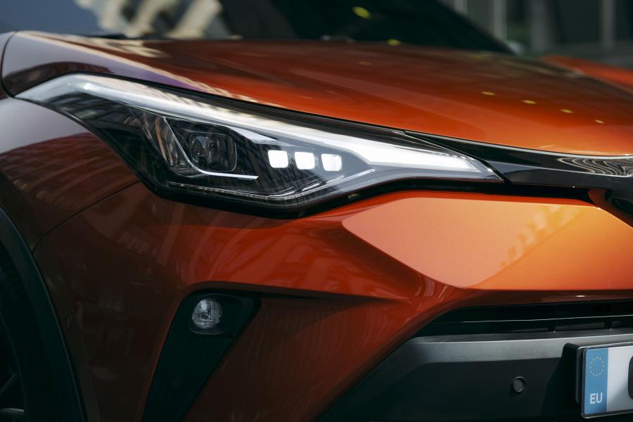 Детали экстерьера Toyota C-HR Hybrid 2019 года  (WW) (фото 9 из 174)